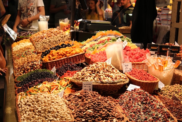 Getrocknete Früchte und Nüsse auf einem persischen Markt – Berberitzen, Datteln, Pistazien und Hibiskus in Körben als Sinnbild der persischen Kochkultur