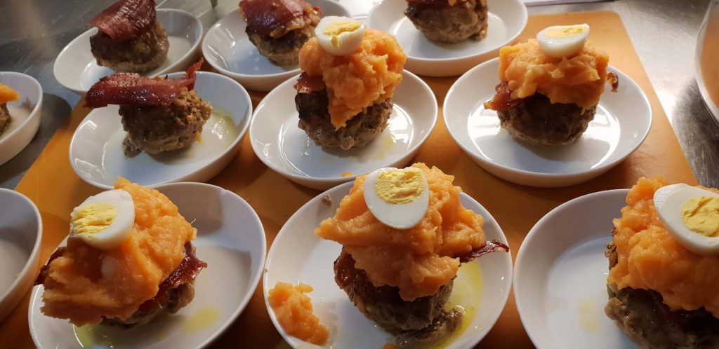 Cava-Albondigas mit Süßkartoffel und Wachtelei während der Zubereitung – kreative Tapas aus dem Kochkurs in der SAviña Kochschule Düsseldorf