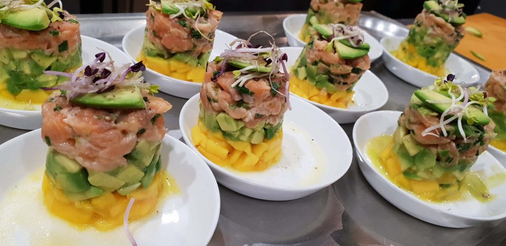 Lachstartar-Türmchen mit Avocado, Mango und Kräutern – farbenfrohe Tapas aus dem Kochkurs in der SAviña Kochschule Düsseldorf