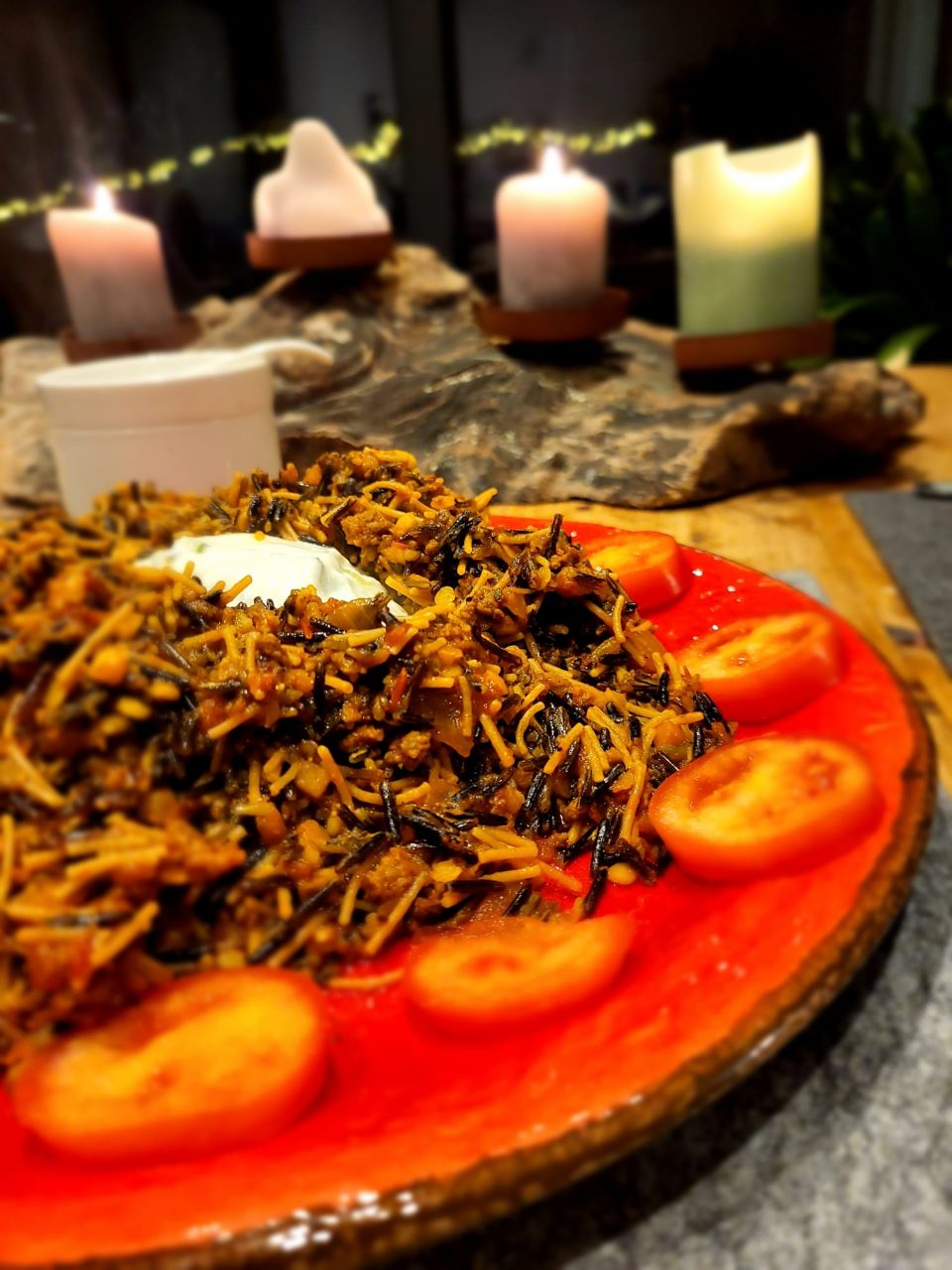 Wildreis mit orientalischen Gewürzen, Dattel-Minz-Dipp und Tomaten – Gericht aus dem Orientalischen Kochkurs in der Kochschule SAviña Düsseldorf