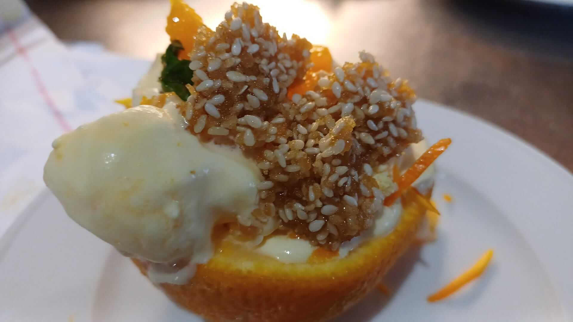 Orangeneis in der eigenen Orangenschale mit Sesamkrokant – Dessert im vegetarischen Tapas-Kochkurs in Düsseldorf