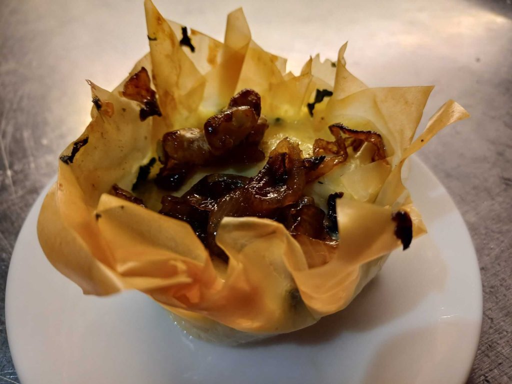 Spinatnest aus knusprigem Filoteig mit karamellisierten Zwiebeln – vegetarische Tapa aus unserem Kochkurs in Düsseldorf